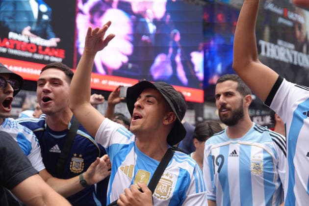 Argentina fans gather in Times Square ahead of the 2026 FIFA World Cup, WM, Weltmeisterschaft, Fussball final in New York, United States 18 July 2026. Gathering of Argentine fans in Times Square !ACHTUNG: NUR REDAKTIONELLE NUTZUNG!  Copyright: xOctavioxGuzmanx AME562 20260718-55020932192_1