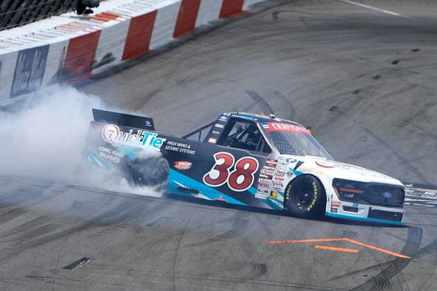 Sport Bilder des Tages NORTH WILKESBORO, NC - JULY 18: Chandler Smith ( 38 Front Row Motorsports QuickTie Ford) celebrates after winning the NASCAR, Motorsport, USA Craftsman Truck Series FaithFest 250 on July 18, 2026 at North Wilkesboro Speedway in North Wilkesboro, NC. (Photo by Jeff Robinson Icon Sportswire) AUTO: JUL 18 NASCAR CRAFTSMAN Truck Series Faith Fest 250 EDITORIAL USE ONLY Icon26071825991250