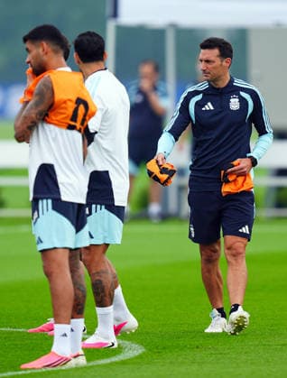 Argentina s training session ahead of 2026 World Cup Final MORRISTOWN, UNITED STATES - JULY 18: Argentina head coach Lionel Scaloni distributes training bibs to players during a training session ahead of the FIFA World Cup, WM, Weltmeisterschaft, Fussball 2026 final against Spain in Morristown, New Jersey, United States, on July 18, 2026. Evrim Aydin Anadolu Morristown United States. Editorial use only. Please get in touch for any other usage.  Copyright: x2026xAnadoluxEvrimxAydinx