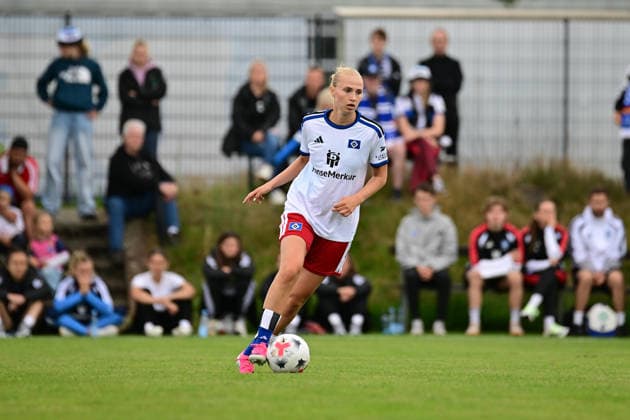 Fußball I Frauen I Saison 2026-2027 I Testspiel I Hamburger SV - Odense BK Q I 18.07.2026 Einzelfoto, Freisteller, Einzelbild, Cut-out, isoliertes Motiv, Sportaufnahme, Nahaufnahme, freigestellt, freigestellte Aufnahme, Aufnahme, Einzeln: Paulina Bartz (37, Hamburger SV) Hamburg Volksparkstadion, Nebenplatz Hamburg Deutschland *** Soccer I Women I 2026–2027 Season I Friendly Match I Hamburger SV vs. Odense BK Q I July 18, 2026 Single photo, cutout, single image, cutout, isolated subject, sports photo, close-up, cropped, cropped shot, photo, individual shot of Paulina Bartz 37, Hamburger SV, Hamburg Volksparkstadion, auxiliary field, Hamburg, Germany Copyright: xLobeca FelixxWeißbergx