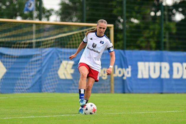 Fußball I Frauen I Saison 2026-2027 I Testspiel I Hamburger SV - Odense BK Q I 18.07.2026 Einzelfoto, Freisteller, Einzelbild, Cut-out, isoliertes Motiv, Sportaufnahme, Nahaufnahme, freigestellt, freigestellte Aufnahme, Aufnahme, Einzeln: Annaleen Katharina Böhler (6, Hamburger SV) Hamburg Volksparkstadion, Nebenplatz Hamburg Deutschland *** Soccer I Women I 2026–2027 Season I Friendly Match I Hamburger SV vs. Odense BK Q I July 18, 2026 Single photo, cutout, single image, cutout, isolated subject, sports photo, close-up, cropped, cropped shot, photo, single shot Annaleen Katharina Böhler 6, Hamburger SV, Hamburg Volksparkstadion, auxiliary field, Hamburg, Germany Copyright: xLobeca FelixxWeißbergx