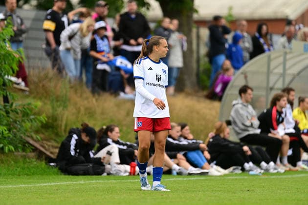 Fußball I Frauen I Saison 2026-2027 I Testspiel I Hamburger SV - Odense BK Q I 18.07.2026 Einzelfoto, Freisteller, Einzelbild, Cut-out, isoliertes Motiv, Sportaufnahme, Nahaufnahme, freigestellt, freigestellte Aufnahme, Aufnahme, Einzeln: Gloria Sliskovic (44, Hamburger SV) Hamburg Volksparkstadion, Nebenplatz Hamburg Deutschland *** Soccer I Women I 2026–2027 Season I Friendly Match I Hamburger SV vs. Odense BK Q I July 18, 2026 Single photo, cutout, single image, cutout, isolated subject, sports photo, close-up, cropped, cropped shot, photo, single shot Gloria Sliskovic 44, Hamburger SV, Hamburg Volksparkstadion, auxiliary field, Hamburg, Germany Copyright: xLobeca FelixxWeißbergx