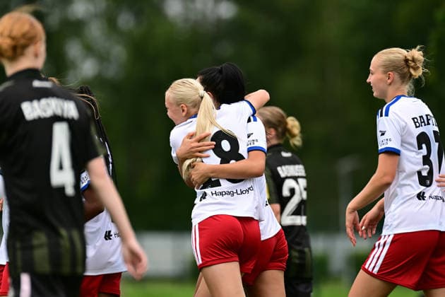 Fußball I Frauen I Saison 2026-2027 I Testspiel I Hamburger SV - Odense BK Q I 18.07.2026 Jubel, Begeisterung, Enthusiasmus, Euphorie, Freude, Glücksgefühl, Heiterkeit bei: Nigar Mirzaliyeva (4, Hamburger SV) und Lena Joy Martens (18, Hamburger SV) Hamburg Volksparkstadion, Nebenplatz Hamburg Deutschland *** Soccer I Women’s I 2026–2027 Season I Friendly Match I Hamburger SV vs. Odense BK Q I July 18, 2026: Cheers, excitement, enthusiasm, euphoria, joy, happiness, and cheerfulness from Nigar Mirzaliyeva (4), Hamburger SV and Lena Joy Martens (18), Hamburger SV, Hamburg Volksparkstadion, auxiliary field, Hamburg, Germany Copyright: xLobeca FelixxWeißbergx
