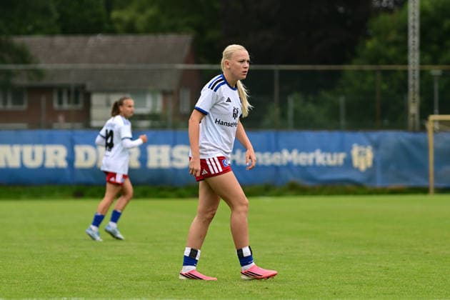 Fußball I Frauen I Saison 2026-2027 I Testspiel I Hamburger SV - Odense BK Q I 18.07.2026 Einzelfoto, Freisteller, Einzelbild, Cut-out, isoliertes Motiv, Sportaufnahme, Nahaufnahme, freigestellt, freigestellte Aufnahme, Aufnahme, Einzeln: Lena Joy Martens (18, Hamburger SV) Hamburg Volksparkstadion, Nebenplatz Hamburg Deutschland *** Soccer I Women I 2026–2027 Season I Friendly Match I Hamburger SV vs. Odense BK Q I July 18, 2026 Single photo, cutout, single image, cutout, isolated subject, sports photo, close-up, cropped, cropped photo, photo, single image: Lena Joy Martens, 18, Hamburger SV, Hamburg Volksparkstadion, auxiliary field, Hamburg, Germany Copyright: xLobeca FelixxWeißbergx