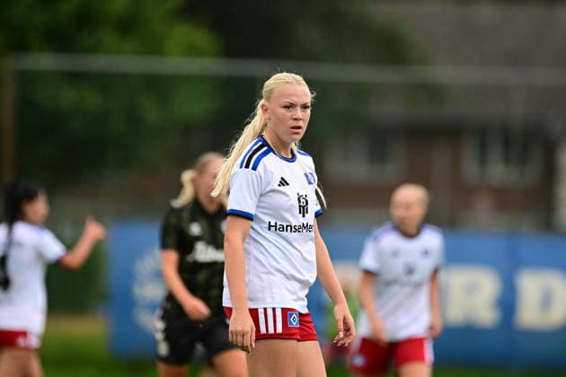 Fußball I Frauen I Saison 2026-2027 I Testspiel I Hamburger SV - Odense BK Q I 18.07.2026 Einzelfoto, Freisteller, Einzelbild, Cut-out, isoliertes Motiv, Sportaufnahme, Nahaufnahme, freigestellt, freigestellte Aufnahme, Aufnahme, Einzeln: Lena Joy Martens (18, Hamburger SV) Hamburg Volksparkstadion, Nebenplatz Hamburg Deutschland *** Soccer I Women I 2026–2027 Season I Friendly Match I Hamburger SV vs. Odense BK Q I July 18, 2026 Single photo, cutout, single image, cutout, isolated subject, sports photo, close-up, cropped, cropped photo, photo, single image: Lena Joy Martens, 18, Hamburger SV, Hamburg Volksparkstadion, auxiliary field, Hamburg, Germany Copyright: xLobeca FelixxWeißbergx