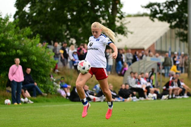 Fußball I Frauen I Saison 2026-2027 I Testspiel I Hamburger SV - Odense BK Q I 18.07.2026 Einzelfoto, Freisteller, Einzelbild, Cut-out, isoliertes Motiv, Sportaufnahme, Nahaufnahme, freigestellt, freigestellte Aufnahme, Aufnahme, Einzeln: Lena Joy Martens (18, Hamburger SV) Hamburg Volksparkstadion, Nebenplatz Hamburg Deutschland *** Soccer I Women I 2026–2027 Season I Friendly Match I Hamburger SV vs. Odense BK Q I July 18, 2026 Single photo, cutout, single image, cutout, isolated subject, sports photo, close-up, cropped, cropped photo, photo, single image: Lena Joy Martens, 18, Hamburger SV, Hamburg Volksparkstadion, auxiliary field, Hamburg, Germany Copyright: xLobeca FelixxWeißbergx