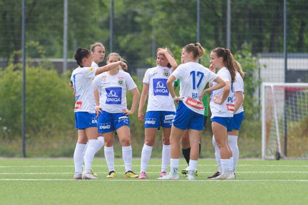 MUNICH, GERMANY - JULY 18: Players of First Vienna during a break during the pre-season friendly match between Bayern Munich II and First Vienna at FC Bayern Campus on July 18, 2026 in Munich, Germany (Photo by Sven Beyrich Sports Press Photo)  Copyright: xSvenxBeyrich SportsxPressxPhotox Sportspressphoto_SPR192748