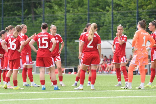 MUNICH, GERMANY - JULY 18: Players of FC Bayern Munich II during a break during the pre-season friendly match between Bayern Munich II and First Vienna at FC Bayern Campus on July 18, 2026 in Munich, Germany (Photo by Sven Beyrich Sports Press Photo)  Copyright: xSvenxBeyrich SportsxPressxPhotox Sportspressphoto_SPR192749