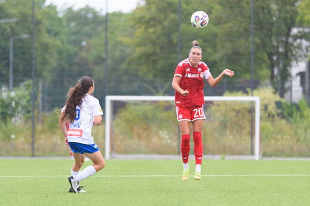 MUNICH, GERMANY - JULY 18: Jana Kappes (20 FC Bayern Munich II) goes for a header during the pre-season friendly match between Bayern Munich II and First Vienna at FC Bayern Campus on July 18, 2026 in Munich, Germany (Photo by Sven Beyrich Sports Press Photo)  Copyright: xSvenxBeyrich SportsxPressxPhotox Sportspressphoto_SPR192755