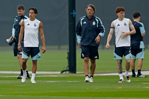 RECORD DATE NOT STATED 18th July 2026; Columbia Park Training Facility, Morristown, New Jersey, United States of America; FIFA World Cup, WM, Weltmeisterschaft, Fussball Football, Argentina Training Session; Giuliano Simeone and Valentin Barco of Argentina looks on HeulerxAndrey DiaEsportivo