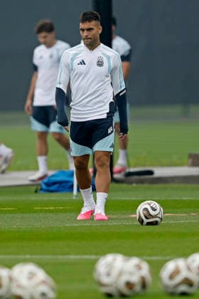 RECORD DATE NOT STATED 18th July 2026; Columbia Park Training Facility, Morristown, New Jersey, United States of America; FIFA World Cup, WM, Weltmeisterschaft, Fussball Football, Argentina Training Session; Lautaro Martinez of Argentina looks on HeulerxAndrey DiaEsportivo