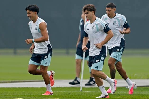 RECORD DATE NOT STATED 18th July 2026; Columbia Park Training Facility, Morristown, New Jersey, United States of America; FIFA World Cup, WM, Weltmeisterschaft, Fussball Football, Argentina Training Session; Lisandro Martinez and Julian Alvarez of Argentina runs HeulerxAndrey DiaEsportivo
