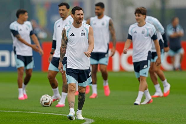RECORD DATE NOT STATED 18th July 2026; Columbia Park Training Facility, Morristown, New Jersey, United States of America; FIFA World Cup, WM, Weltmeisterschaft, Fussball Football, Argentina Training Session; Lionel Messi of Argentina looks on HeulerxAndrey DiaEsportivo