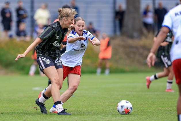 v.li.: Laura Pauli Jorgensen (Odense BK, 23) und Jonna Wrede (Hamburger SV, HSV, 26) im Zweikampf, Duell, Dynamik, Aktion, Action, Spielszene, 18.07.2026, Norderstedt (Deutschland), Fussball, Testspiel Frauen, Hamburger SV - Odense BK *** From left: Laura Pauli Jorgensen of Odense BK, 23, and Jonna Wrede of Hamburger SV (HSV), 26, in a one-on-one battle, duel, dynamic moment, action, game scene, July 18, 2026, Norderstedt, Germany, soccer, women’s friendly match, Hamburger SV vs. Odense BK xobx
