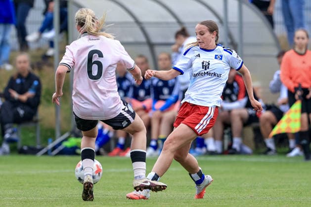 Jonna Wrede (Hamburger SV, HSV, 26) im Zweikampf, Duell, Dynamik, Aktion, Action, Spielszene, 18.07.2026, Norderstedt (Deutschland), Fussball, Testspiel Frauen, Hamburger SV - Odense BK *** Jonna Wrede, Hamburger SV (HSV), age 26, in a tackle, duel, dynamic play, action, game scene, July 18, 2026, Norderstedt, Germany, soccer, women s friendly match, Hamburger SV vs. Odense BK xobx