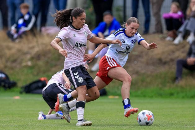 v.li.: Mille Bech (Odense BK, 7) und Jonna Wrede (Hamburger SV, HSV, 26) im Zweikampf, Duell, Dynamik, Aktion, Action, Spielszene, 18.07.2026, Norderstedt (Deutschland), Fussball, Testspiel Frauen, Hamburger SV - Odense BK *** From left: Mille Bech (Odense BK), 7, and Jonna Wrede (Hamburger SV, HSV), 26, in a one-on-one battle, duel, dynamic play, action, game scene, July 18, 2026, Norderstedt, Germany, soccer, women’s friendly match, Hamburger SV vs. Odense BK xobx