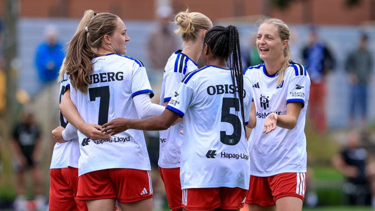 Spielerinnen vom Hamburger SV, HSV mit Torjubel, Jubel, jubeln, jubelt, optimistisch, Spielszene, Highlight, Freude über das Tor, 18.07.2026, Norderstedt (Deutschland), Fussball, Testspiel Frauen, Hamburger SV - Odense BK *** Hamburger SV players, HSV celebrating a goal, cheering, celebrating, optimistic, game action, highlight, joy over the goal, July 18, 2026, Norderstedt, Germany, soccer, women s friendly match, Hamburger SV vs. Odense BK xobx