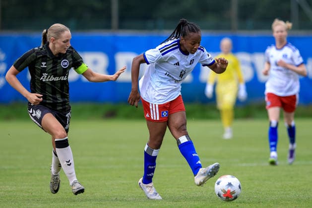 v.li.: Ester Dahlmann (Odense BK, 11) und Celainy Obispo (Hamburger SV, 5) im Zweikampf, Duell, Dynamik, Aktion, Action, Spielszene, 18.07.2026, Norderstedt (Deutschland), Fussball, Testspiel Frauen, Hamburger SV - Odense BK *** From left: Ester Dahlmann (Odense BK), 11, and Celainy Obispo (Hamburger SV), 5, in a one-on-one battle, duel, dynamic play, action, game scene, July 18, 2026, Norderstedt, Germany, soccer, women’s friendly, Hamburger SV vs. Odense BK xobx