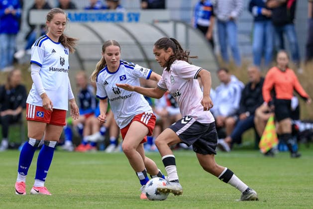 v.li.: Camilla Linberg (Hamburger SV, HSV, 7), Jonna Wrede (Hamburger SV, HSV, 26) und Mille Bech (Odense BK, 7) im Zweikampf, Duell, Dynamik, Aktion, Action, Spielszene, 18.07.2026, Norderstedt (Deutschland), Fussball, Testspiel Frauen, Hamburger SV - Odense BK *** From left: Camilla Linberg (Hamburger SV, HSV), 7; Jonna Wrede (Hamburger SV, HSV), 26; and Mille Bech (Odense BK), 7, in a one-on-one battle, duel, dynamic moment, action, game scene, July 18, 2026, Norderstedt, Germany, soccer, women’s friendly, Hamburger SV vs. Odense BK xobx