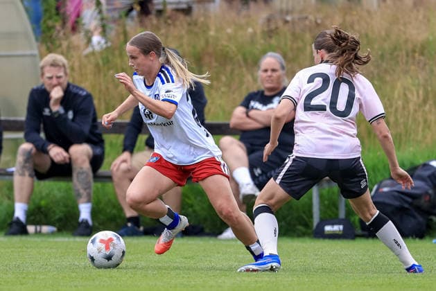 v.li.: Jonna Wrede (Hamburger SV, HSV, 26) und Sofie Thrige (Odense BK, 20) im Zweikampf, Duell, Dynamik, Aktion, Action, Spielszene, 18.07.2026, Norderstedt (Deutschland), Fussball, Testspiel Frauen, Hamburger SV - Odense BK *** From left: Jonna Wrede of Hamburger SV (HSV), 26, and Sofie Thrige of Odense BK, 20, in a one-on-one battle, duel, dynamic moment, action, game scene, July 18, 2026, Norderstedt, Germany, soccer, women’s friendly match, Hamburger SV vs. Odense BK xobx