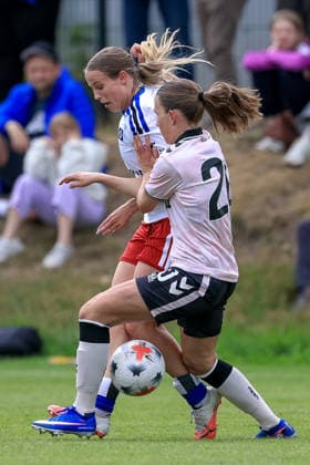 v.li.: Jonna Wrede (Hamburger SV, HSV, 26) und Sofie Thrige (Odense BK, 20) im Zweikampf, Duell, Dynamik, Aktion, Action, Spielszene, 18.07.2026, Norderstedt (Deutschland), Fussball, Testspiel Frauen, Hamburger SV - Odense BK *** From left: Jonna Wrede of Hamburger SV (HSV), 26, and Sofie Thrige of Odense BK, 20, in a one-on-one battle, duel, dynamic moment, action, game scene, July 18, 2026, Norderstedt, Germany, soccer, women’s friendly match, Hamburger SV vs. Odense BK xobx