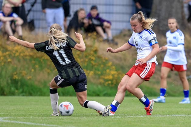 v.li.: Ester Dahlmann (Odense BK, 11) und Svea Stoldt (Hamburger SV, HSV, 8) im Zweikampf, Duell, Dynamik, Aktion, Action, Spielszene, 18.07.2026, Norderstedt (Deutschland), Fussball, Testspiel Frauen, Hamburger SV - Odense BK *** From left: Ester Dahlmann (Odense BK), 11, and Svea Stoldt (Hamburger SV, HSV), 8, in a one-on-one battle, duel, dynamic play, action, game scene, July 18, 2026, Norderstedt, Germany, soccer, women’s friendly match, Hamburger SV vs. Odense BK xobx