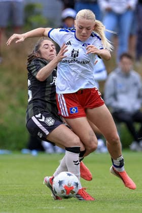 v.li.: Emma Ilijoski (Odense BK, 26) und Lena Martens (Hamburger SV, 18) im Zweikampf, Duell, Dynamik, Aktion, Action, Spielszene, 18.07.2026, Norderstedt (Deutschland), Fussball, Testspiel Frauen, Hamburger SV - Odense BK *** From left: Emma Ilijoski (Odense BK), 26, and Lena Martens (Hamburger SV), 18, in a one-on-one battle; duel; dynamic play; action; game scene; July 18, 2026, Norderstedt, Germany, soccer, women’s friendly match, Hamburger SV vs. Odense BK xobx