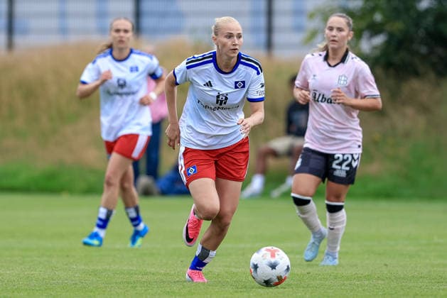 Paulina Bartz (Hamburger SV, HSV, 37) am Ball, Einzelbild, Ganzkörper, Aktion, Action, Spielszene, 18.07.2026, Norderstedt (Deutschland), Fussball, Testspiel Frauen, Hamburger SV - Odense BK *** Paulina Bartz, Hamburger SV (HSV), 37 with the ball, single frame, full-body shot, action, game scene, July 18, 2026, Norderstedt, Germany, soccer, women s friendly match, Hamburger SV vs. Odense BK xobx