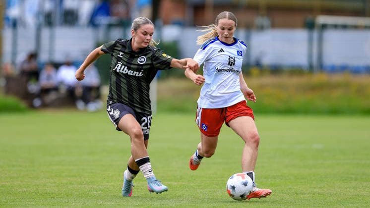 Jonna Wrede (Hamburger SV, HSV, 26) im Zweikampf, Duell, Dynamik, Aktion, Action, Spielszene, 18.07.2026, Norderstedt (Deutschland), Fussball, Testspiel Frauen, Hamburger SV - Odense BK *** Jonna Wrede, Hamburger SV (HSV), age 26, in a tackle, duel, dynamic play, action, game scene, July 18, 2026, Norderstedt, Germany, soccer, women s friendly match, Hamburger SV vs. Odense BK xobx