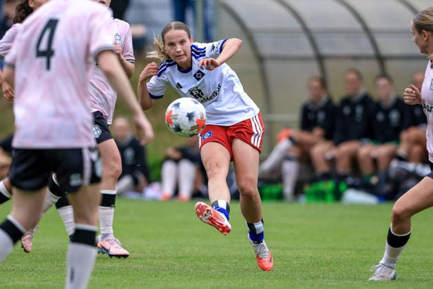 Jonna Wrede (Hamburger SV, HSV, 26) am Ball, Einzelbild, Ganzkörper, Aktion, Action, Spielszene, 18.07.2026, Norderstedt (Deutschland), Fussball, Testspiel Frauen, Hamburger SV - Odense BK *** Jonna Wrede, Hamburger SV (HSV), 26, on the ball, single frame, full-body shot, action, game scene, July 18, 2026, Norderstedt, Germany, soccer, women s friendly match, Hamburger SV vs. Odense BK xobx