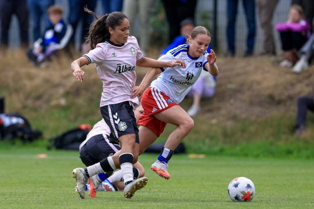 v.li.: Mille Bech (Odense BK, 7) und Jonna Wrede (Hamburger SV, HSV, 26) im Zweikampf, Duell, Dynamik, Aktion, Action, Spielszene, 18.07.2026, Norderstedt (Deutschland), Fussball, Testspiel Frauen, Hamburger SV - Odense BK *** From left: Mille Bech (Odense BK), 7, and Jonna Wrede (Hamburger SV, HSV), 26, in a one-on-one battle, duel, dynamic play, action, game scene, July 18, 2026, Norderstedt, Germany, soccer, women’s friendly match, Hamburger SV vs. Odense BK xobx