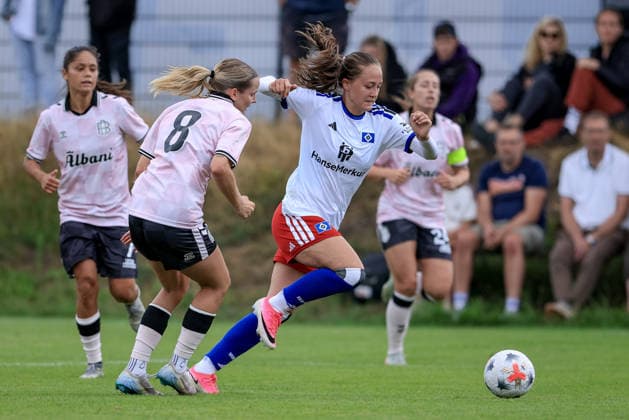 v.li.: Carla Schulz (Odense BK, 8) und Camilla Linberg (Hamburger SV, HSV, 7) im Zweikampf, Duell, Dynamik, Aktion, Action, Spielszene, 18.07.2026, Norderstedt (Deutschland), Fussball, Testspiel Frauen, Hamburger SV - Odense BK *** From left: Carla Schulz (Odense BK), 8, and Camilla Linberg (Hamburger SV, HSV), 7, in a one-on-one battle, duel, dynamic moment, action, game scene, July 18, 2026, Norderstedt, Germany, soccer, women’s friendly match, Hamburger SV vs. Odense BK xobx