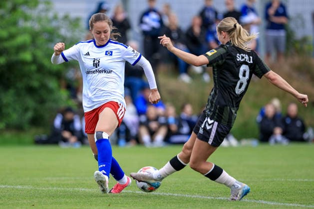 v.li.: Camilla Linberg (Hamburger SV, HSV, 7) und Carla Schulz (Odense BK, 8) im Zweikampf, Duell, Dynamik, Aktion, Action, Spielszene, 18.07.2026, Norderstedt (Deutschland), Fussball, Testspiel Frauen, Hamburger SV - Odense BK *** From left: Camilla Linberg (Hamburger SV, HSV), No. 7, and Carla Schulz (Odense BK), No. 8, in a one-on-one battle, duel, dynamic moment, action, game scene, July 18, 2026, Norderstedt, Germany, soccer, women’s friendly, Hamburger SV vs. Odense BK xobx