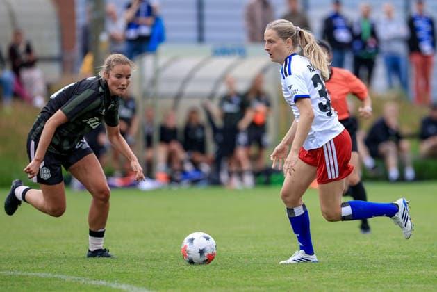 v.li.: Laura Pauli Jorgensen (Odense BK, 23) und Nina Räcke (Hamburger SV, HSV, 39) am Ball, Einzelbild, Ganzkörper, Aktion, Action, Spielszene, 18.07.2026, Norderstedt (Deutschland), Fussball, Testspiel Frauen, Hamburger SV - Odense BK *** From left: Laura Pauli Jorgensen (Odense BK), 23, and Nina Räcke (Hamburger SV, HSV), 39, with the ball; single frame; full-body shot; action; game scene; July 18, 2026, Norderstedt, Germany, soccer, women’s friendly match, Hamburger SV vs. Odense BK xobx