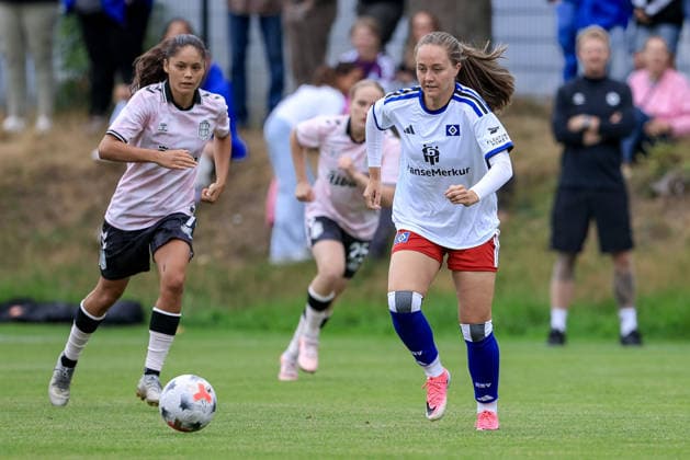 v.li.: Mille Bech (Odense BK, 7) und Camilla Linberg (Hamburger SV, HSV, 7) im Zweikampf, Duell, Dynamik, Aktion, Action, Spielszene, 18.07.2026, Norderstedt (Deutschland), Fussball, Testspiel Frauen, Hamburger SV - Odense BK *** From left: Mille Bech (Odense BK), 7, and Camilla Linberg (Hamburger SV, HSV), 7, in a one-on-one battle, duel, dynamic moment, action, game scene, July 18, 2026, Norderstedt, Germany, soccer, women’s friendly match, Hamburger SV vs. Odense BK xobx