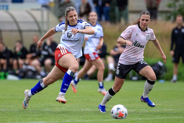 v.li.: Andrea Svibkova (Hamburger SV, 17) und Sofie Thrige (Odense BK, 20) im Zweikampf, Duell, Dynamik, Aktion, Action, Spielszene, 18.07.2026, Norderstedt (Deutschland), Fussball, Testspiel Frauen, Hamburger SV - Odense BK *** From left: Andrea Svibkova (Hamburger SV), 17, and Sofie Thrige (Odense BK), 20, in a one-on-one battle; duel; dynamic play; action; game scene; July 18, 2026, Norderstedt, Germany, soccer, women’s friendly, Hamburger SV vs. Odense BK xobx