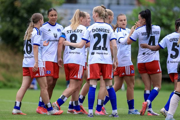 Spielerinnen vom Hamburger SV, HSV mit Torjubel, Jubel, jubeln, jubelt, optimistisch, Spielszene, Highlight, Freude über das Tor, 18.07.2026, Norderstedt (Deutschland), Fussball, Testspiel Frauen, Hamburger SV - Odense BK *** Hamburger SV players, HSV celebrating a goal, cheering, celebrating, optimistic, game action, highlight, joy over the goal, July 18, 2026, Norderstedt, Germany, soccer, women s friendly match, Hamburger SV vs. Odense BK xobx
