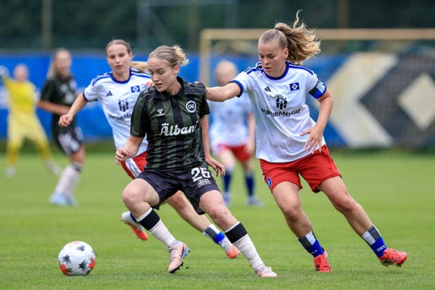 v.li.: Liv Rasmussen (Odense BK, 25) und Svea Stoldt (Hamburger SV, HSV, 8) im Zweikampf, Duell, Dynamik, Aktion, Action, Spielszene, 18.07.2026, Norderstedt (Deutschland), Fussball, Testspiel Frauen, Hamburger SV - Odense BK *** From left: Liv Rasmussen (Odense BK), 25, and Svea Stoldt (Hamburger SV, HSV), 8, in a one-on-one battle, duel, dynamic moment, action, game scene, July 18, 2026, Norderstedt, Germany, soccer, women’s friendly match, Hamburger SV vs. Odense BK xobx