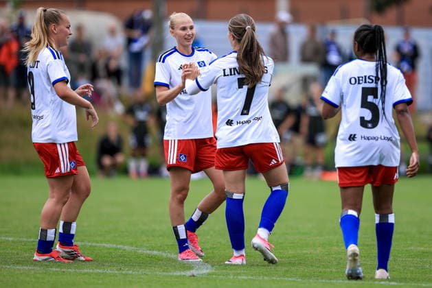 Spielerinnen vom Hamburger SV, HSV mit Torjubel, Jubel, jubeln, jubelt, optimistisch, Spielszene, Highlight, Freude über das Tor, 18.07.2026, Norderstedt (Deutschland), Fussball, Testspiel Frauen, Hamburger SV - Odense BK *** Hamburger SV players, HSV celebrating a goal, cheering, celebrating, optimistic, game action, highlight, joy over the goal, July 18, 2026, Norderstedt, Germany, soccer, women s friendly match, Hamburger SV vs. Odense BK xobx