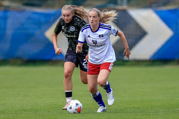 Nina Räcke (Hamburger SV, HSV, 39) am Ball, Einzelbild, Ganzkörper, Aktion, Action, Spielszene, 18.07.2026, Norderstedt (Deutschland), Fussball, Testspiel Frauen, Hamburger SV - Odense BK *** Nina Räcke, Hamburger SV (HSV), 39, on the ball, single frame, full-body shot, action, game scene, July 18, 2026, Norderstedt, Germany, soccer, women s friendly match, Hamburger SV vs. Odense BK xobx