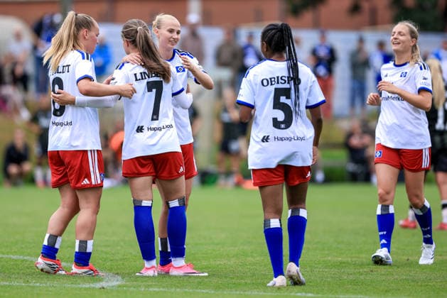 Spielerinnen vom Hamburger SV, HSV mit Torjubel, Jubel, jubeln, jubelt, optimistisch, Spielszene, Highlight, Freude über das Tor, 18.07.2026, Norderstedt (Deutschland), Fussball, Testspiel Frauen, Hamburger SV - Odense BK *** Hamburger SV players, HSV celebrating a goal, cheering, celebrating, optimistic, game action, highlight, joy over the goal, July 18, 2026, Norderstedt, Germany, soccer, women s friendly match, Hamburger SV vs. Odense BK xobx