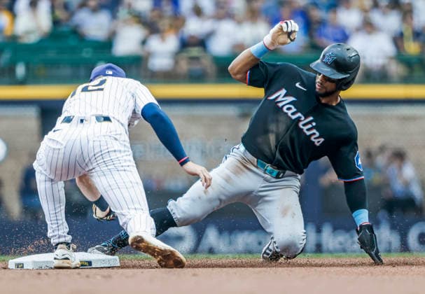 Miami Marlins shortstop Otto Lopez (R) steals second base on Milwaukee Brewers shortstop Cooper Pratt in the first inning of the MLB, Baseball Herren, USA game between the Miami Marlins and the Milwaukee Brewers at American Family Field in Milwaukee, Wisconsin on Saturday, July 18, 2026.  MIL20260718802 TANNENxMAURY