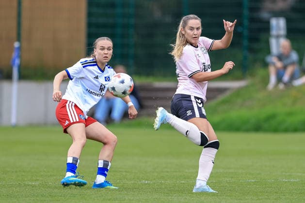 v.li.: Annaleen Böhler (Hamburger SV, HSV, 6) im Zweikampf, Duell, Dynamik, Aktion, Action, Spielszene, 18.07.2026, Norderstedt (Deutschland), Fussball, Testspiel Frauen, Hamburger SV - Odense BK *** by Annaleen Böhler, Hamburger SV (HSV), No. 6 in a one-on-one, duel, dynamic play, action, game scene, July 18, 2026, Norderstedt, Germany, soccer, women s friendly, Hamburger SV vs. Odense BK xobx