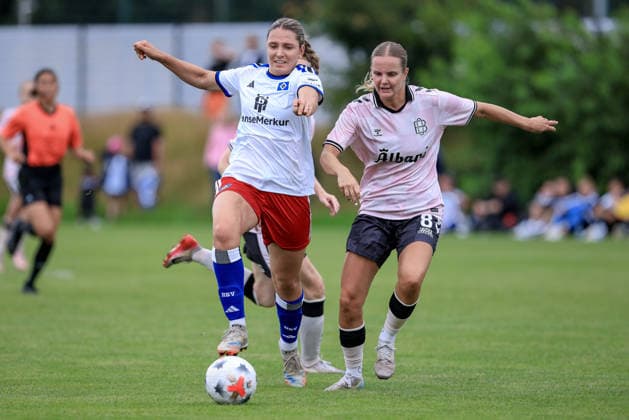 v.li.: Andrea Svibkova (Hamburger SV, 17) und Carla Schulz (Odense BK, 8) im Zweikampf, Duell, Dynamik, Aktion, Action, Spielszene, 18.07.2026, Norderstedt (Deutschland), Fussball, Testspiel Frauen, Hamburger SV - Odense BK *** From left: Andrea Svibkova (Hamburger SV), 17, and Carla Schulz (Odense BK), 8, in a one-on-one battle; duel; dynamic play; action; game scene; July 18, 2026; Norderstedt, Germany; soccer; women s friendly match; Hamburger SV vs. Odense BK xobx
