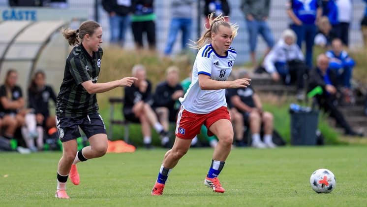 Svea Stoldt (Hamburger SV, HSV, 8) am Ball, Einzelbild, Ganzkörper, Aktion, Action, Spielszene, 18.07.2026, Norderstedt (Deutschland), Fussball, Testspiel Frauen, Hamburger SV - Odense BK *** Svea Stoldt, Hamburger SV (HSV), 8 on the ball, single frame, full body, action, game scene, July 18, 2026, Norderstedt, Germany, soccer, women s friendly match, Hamburger SV vs. Odense BK xobx