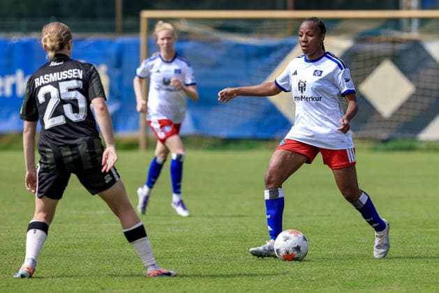 v.li.: Liv Rasmussen (Odense BK, 25) und Celainy Obispo (Hamburger SV, 5) im Zweikampf, Duell, Dynamik, Aktion, Action, Spielszene, 18.07.2026, Norderstedt (Deutschland), Fussball, Testspiel Frauen, Hamburger SV - Odense BK *** From left: Liv Rasmussen (Odense BK), 25, and Celainy Obispo (Hamburger SV), 5, in a one-on-one battle, duel, dynamic moment, action, game scene, July 18, 2026, Norderstedt, Germany, soccer, women’s friendly, Hamburger SV vs. Odense BK xobx