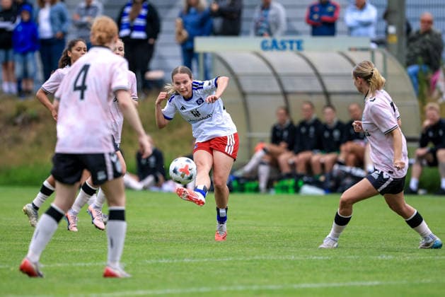 Jonna Wrede (Hamburger SV, HSV, 26) am Ball, Einzelbild, Ganzkörper, Aktion, Action, Spielszene, 18.07.2026, Norderstedt (Deutschland), Fussball, Testspiel Frauen, Hamburger SV - Odense BK *** Jonna Wrede, Hamburger SV (HSV), 26, on the ball, single frame, full body, action, game scene, July 18, 2026, Norderstedt, Germany, soccer, women s friendly match, Hamburger SV vs. Odense BK xobx