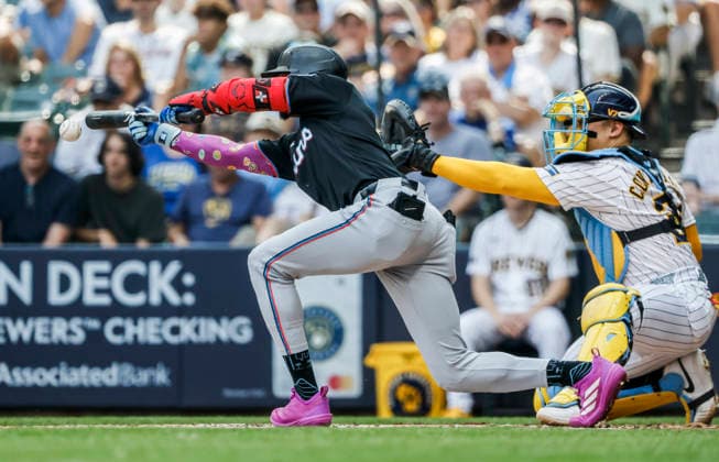 Miami Marlins center fielder Esteury Ruiz lays down a bunt in front of Milwaukee Brewers catcher William Contreras in the second inning of the MLB, Baseball Herren, USA game between the Miami Marlins and the Milwaukee Brewers at American Family Field in Milwaukee, Wisconsin on Saturday, July 18, 2026.  MIL20260718807 TANNENxMAURY