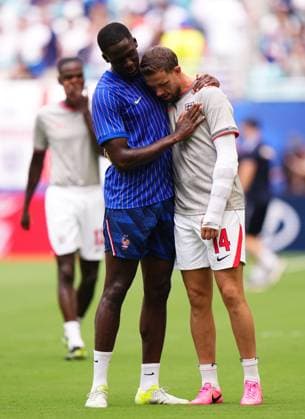 France v England -2026 FIFA World Cup, WM, Weltmeisterschaft, Fussball - Bronze Final MIAMI GARDENS, FLORIDA - JULY 18: Ibrahima Konate of France greets Jordan Henderson of England prior the 2026 FIFA World Cup bronze-final match between France and England at Miami Stadium in Miami Gardens, Florida, United States, on July 18, 2026. Jose Hernandez Anadolu Florida United States. Editorial use only. Please get in touch for any other usage.  Copyright: x2026xAnadoluxJosexHernandezx
