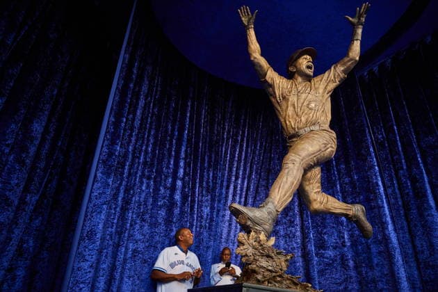 July 18, 2026, Toronto, On, Canada: Toronto Blue Jays Joe Carter looks on at the unveiling of a statue commemorating the Toronto Blue Jays 1992 and 1993 World Series wins ahead of MLB, Baseball Herren, USA baseball action against the Chicago White Sox in Toronto, Saturday, July 18, 2026. Canada News - July 18, 2026  - ZUMAc35_ 20260718_zaf_c35_027 Copyright: xSammyxKoganx